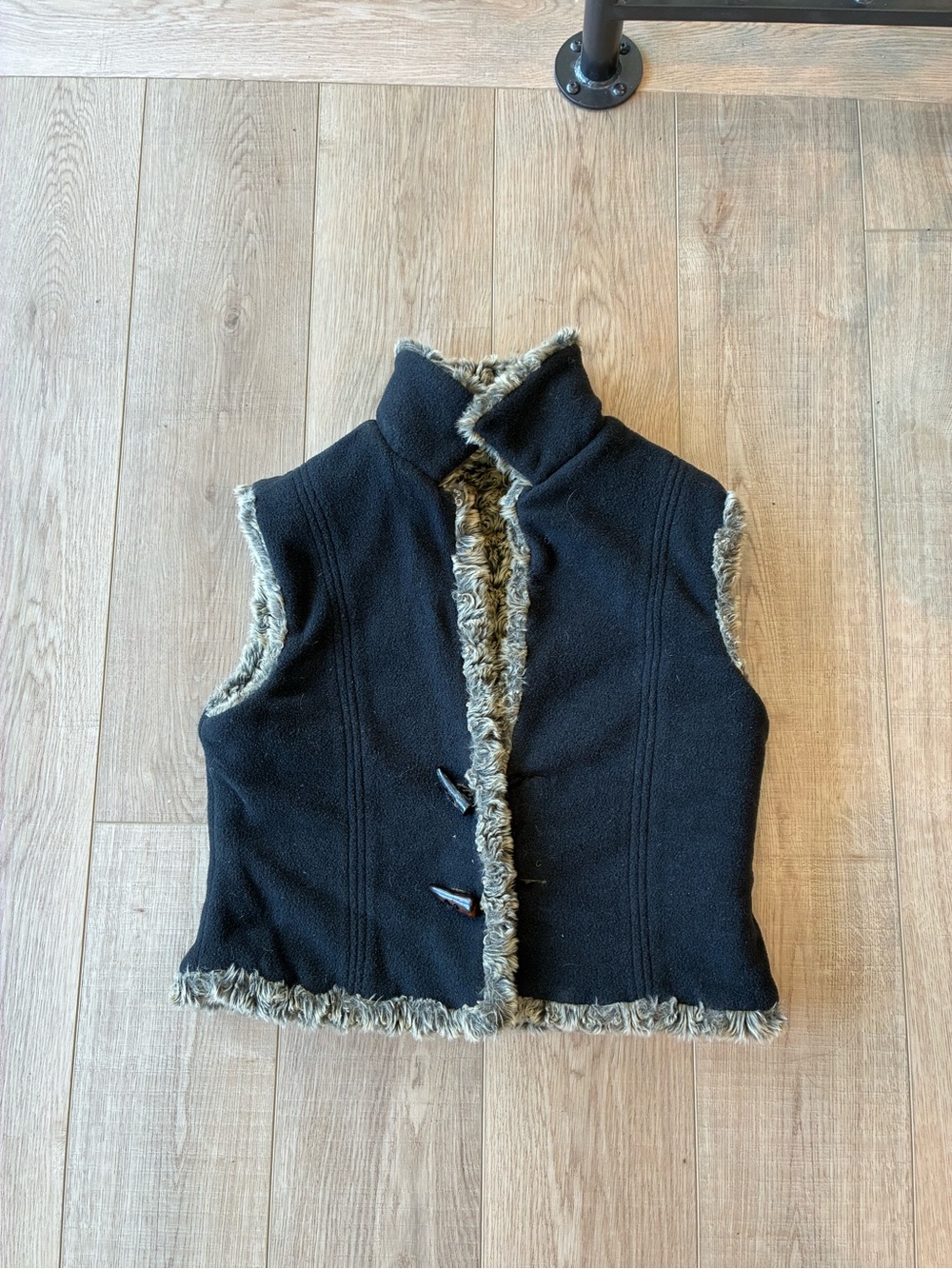 Fjall Black Faux-Fur Trim and inner lining Sleeveless Vest toggle closure m